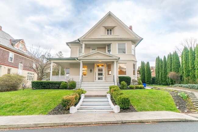 Photo - 221 E Burke St