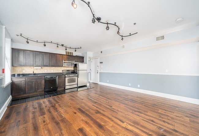 Building Photo - 110 1st St Unit 3