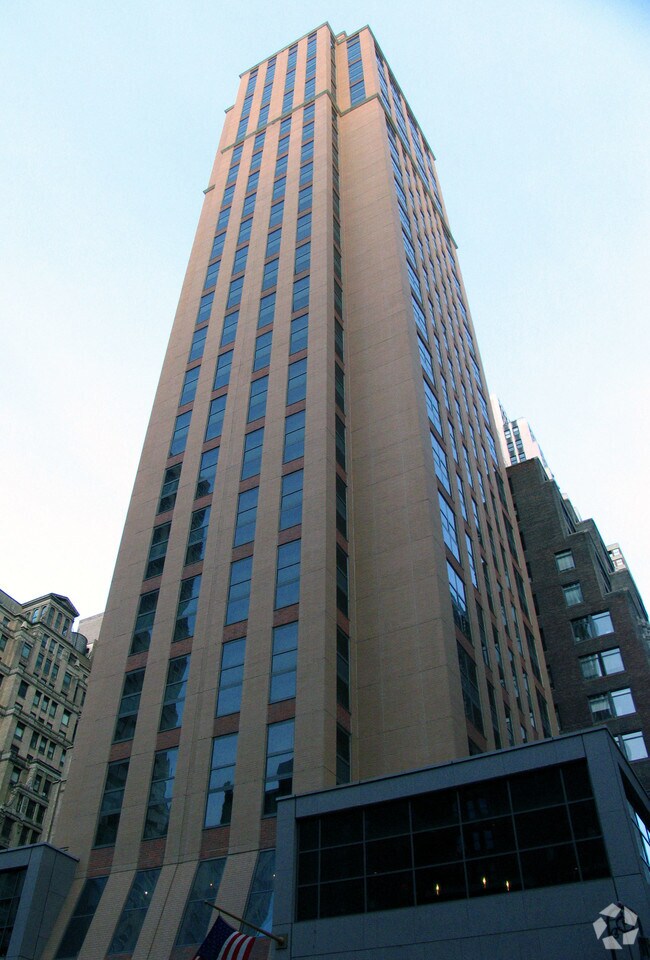 Photo - 100 W 39th St