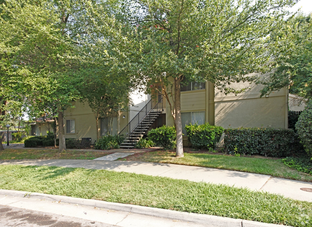 Foxwood Apartments - Foxwood Apartments