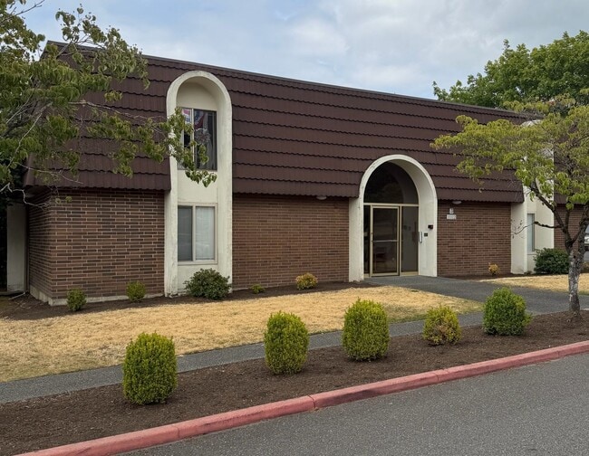 Building Photo - 1 Bed / 1 Bath Houghton condo in Kirkland $1,795/month Unit 325