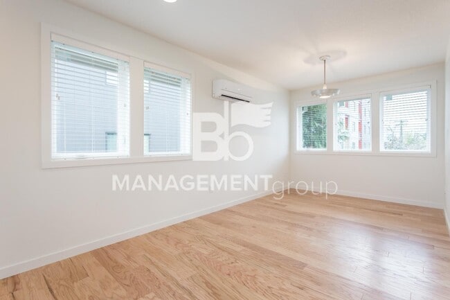 Photo - Close-In NE Portland – Modern, Energy-Efficient Duplex Unit LIKE NEW!