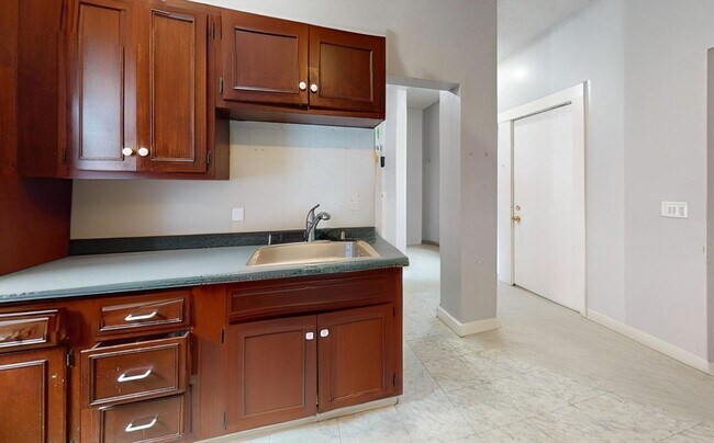 Building Photo - 10-12-12 Bolster St Unit 2