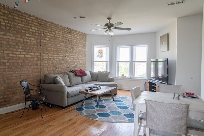 Photo - Albany Park - 2 Bed / 1 Bath - Laundry In-Unit w/ Central Heat Unit 4707-1S