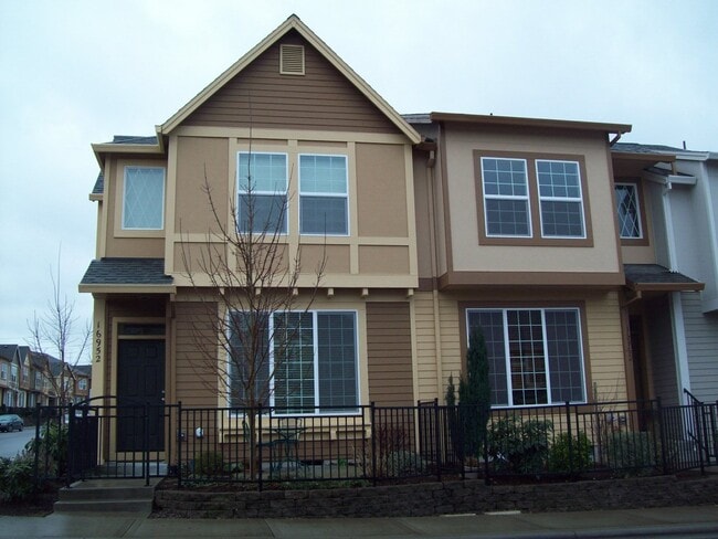 Building Photo - 1652 NW Shadow Hills Lane ~ Excellent Beth... Rental