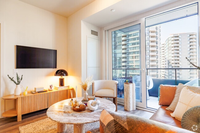 2BR, 2BA - 839 SF - Living