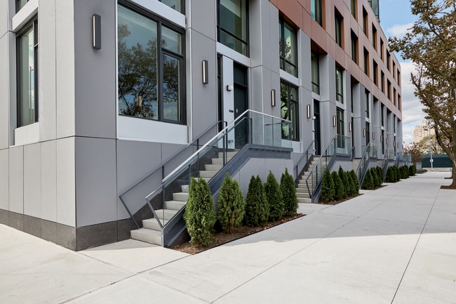 10 Halletts Point