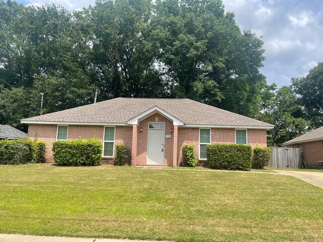 Building Photo - 904 Excelsior Dr