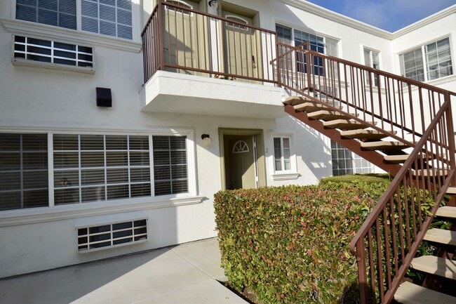 Photo - Ground Level Home La Jolla Village! Washer, Dryer, Parking, Upgraded Appliances! Walk to beaches! Unit 2