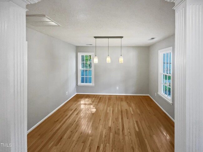 Comedor - 4013 Ellisfield Dr