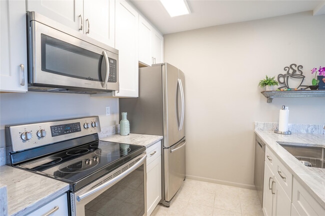 Building Photo - 250 NE 20th St Unit 419