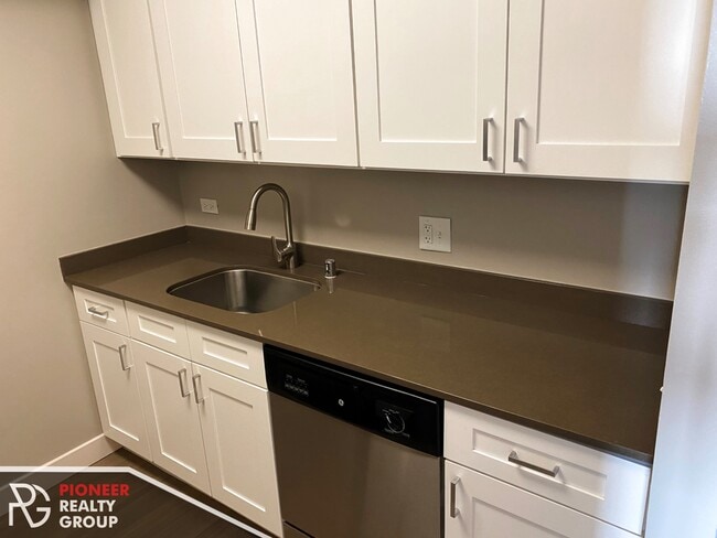 Photo - 2551 N Clark St