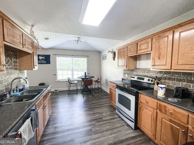 Photo - 613 Waverly Ln