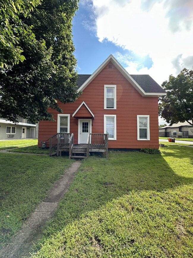 Building Photo - 4 Bed 1 Bath near UWEC, Water Street, and Sonnentag!