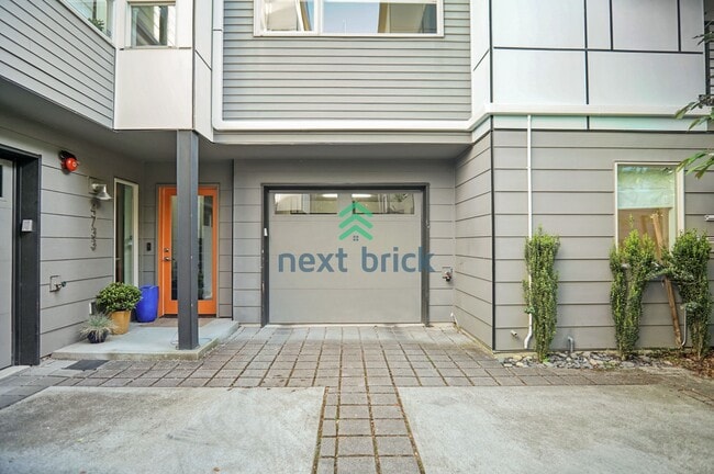 Building Photo - 3 BED & 3 BATH TOWNHOUSE FOR RENT