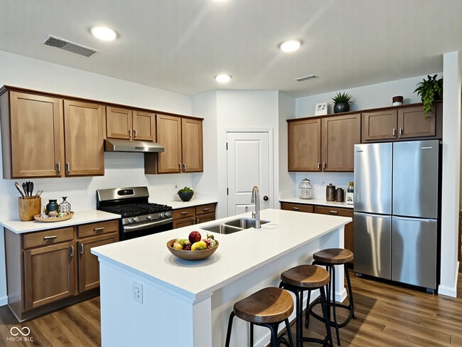 Photo - 657 Crispin Ln