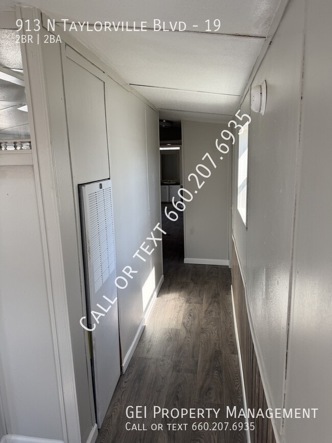 Photo - 913 N Taylorville Blvd