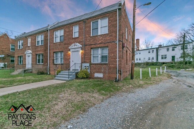 Building Photo - 324 34th St SE Unit 2