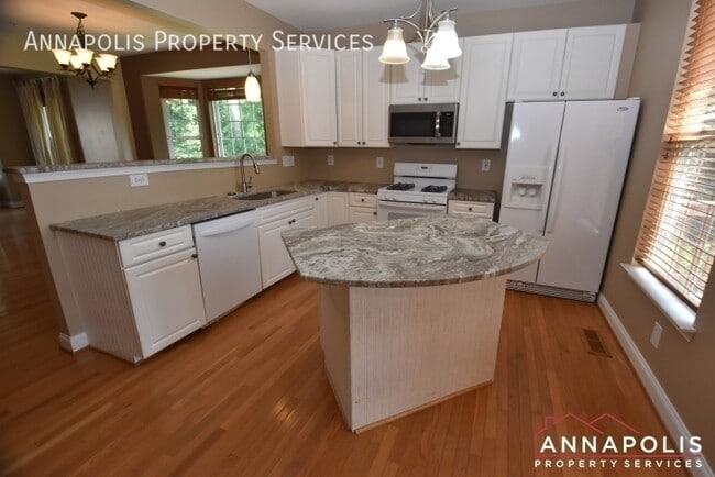 Photo - 888 Stonehurst Ct