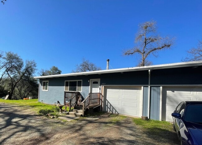 Building Photo - 2 Bedroom Duplex in Placerville