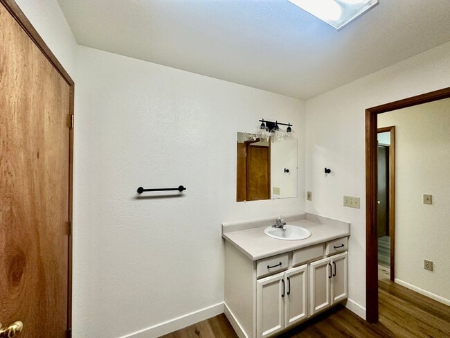 5425 Glenridge Wy