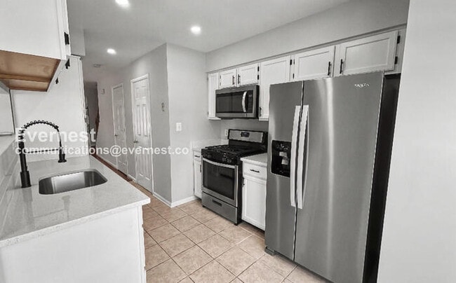 Photo - 3 Bed/1.5 Bath Townhome with Fenced Yard / Pet-Friendly / Vouchers Accepted / Available Now!