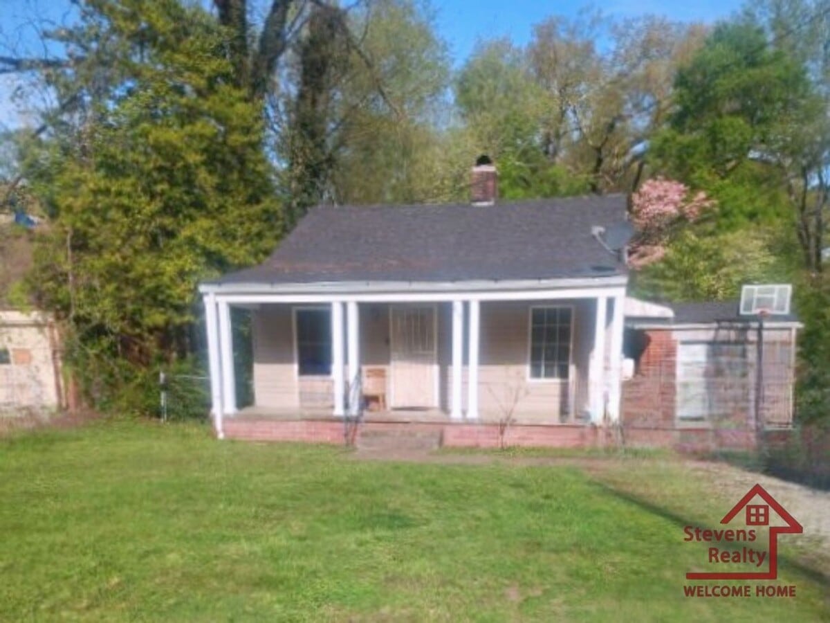 Photo - 136 Cedarwood Ln