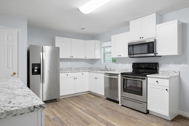 Photo - 4 Bed/2 1/2 Bathroom On Bus Line Undergrads Pets