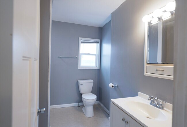 Bath - 1035 Victoria St N Unit 1035