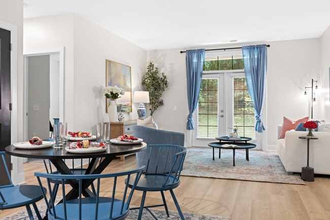 Azalea - Espacio habitable - Parkview at Spring Hill Apartments