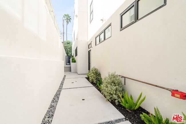 Photo - 611 Broadway St