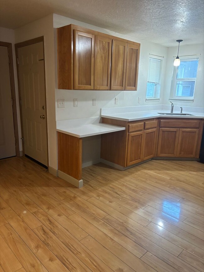 Photo - 929 S School St