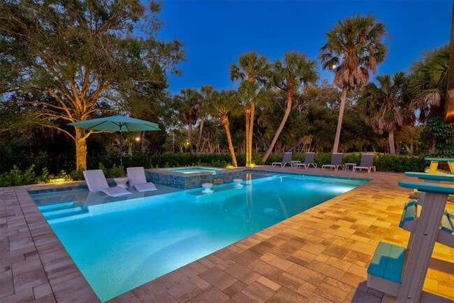 Building Photo - 2641 Hyde Park St