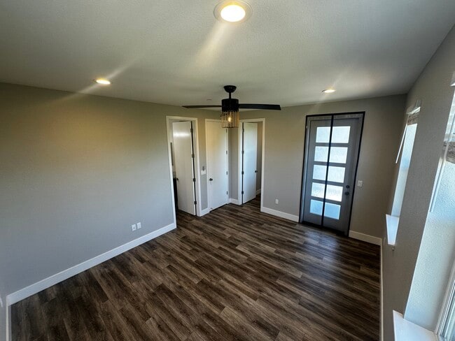 Primary bedroom with balcony, walk in closet, en-suite bathroom - 1835 Bedford Dr