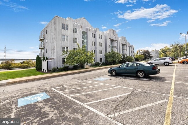 Photo - 5213 Le Parc Dr Unit 4