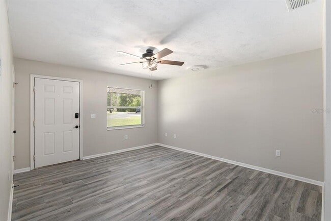 Photo - 605 NW 9th Cir