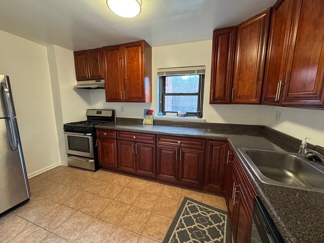 125 B4 kitchen - Rye Village Apartments