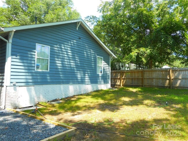 Photo - 2233 Highland St