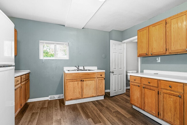 Photo - 621 E 10th St