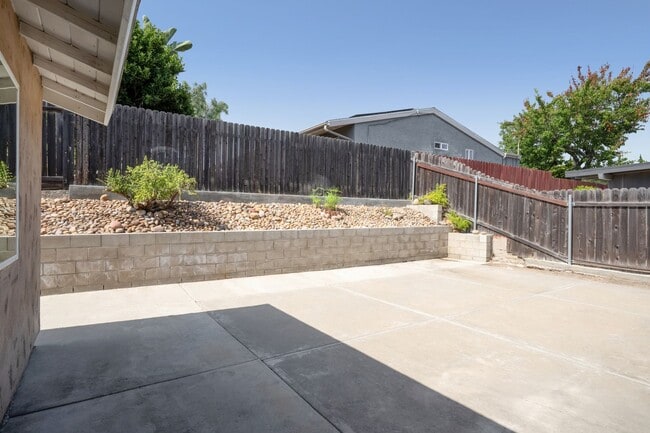 Building Photo - Oversized kitchen and living area!