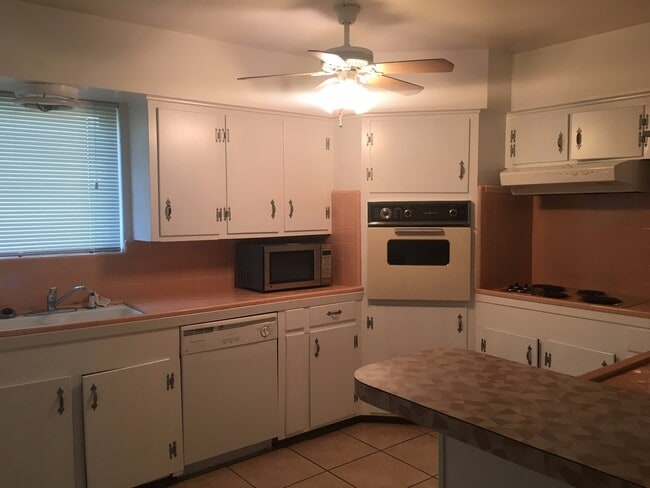 Photo - 3/2/2 Fenced yard Pet FRIENDLY