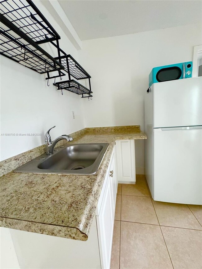 Photo - 323 NW 105th St Unidad b