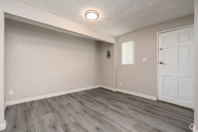 1BR, 1BA - 896SF - Dining Room