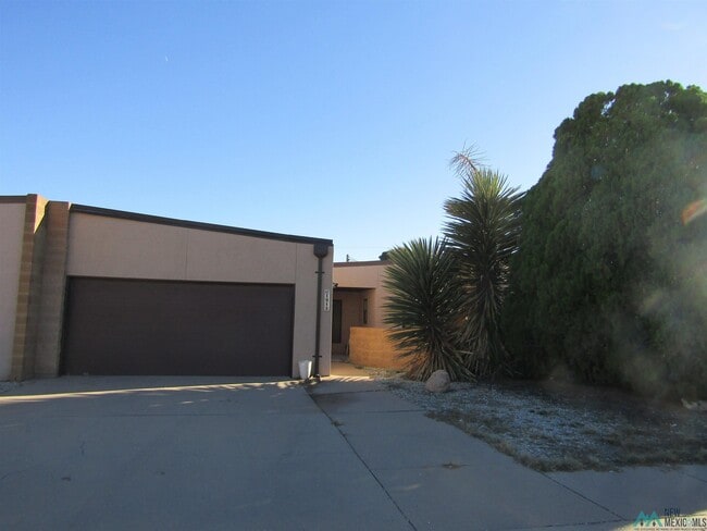 Building Photo - 1915 Villa Dr