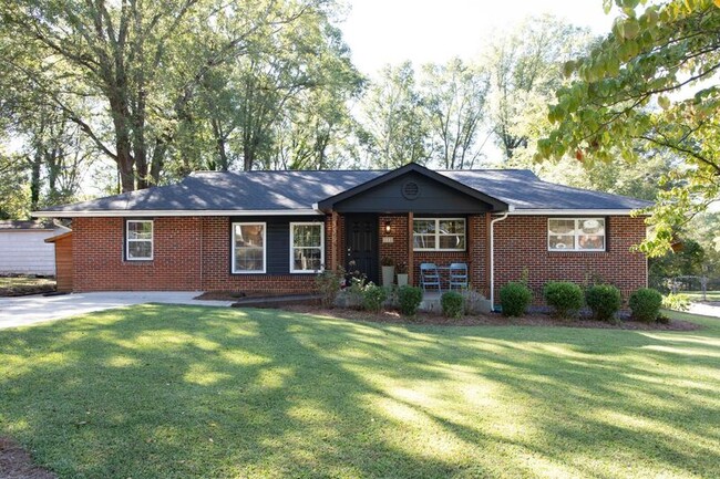 Photo - 335 Knottingham Dr House