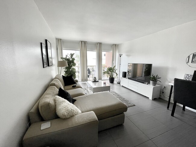 Building Photo - 600 NE 25th St Unit 31