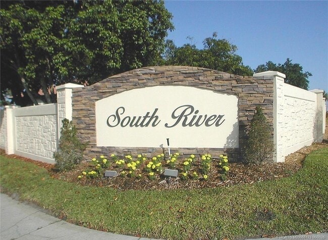 Building Photo - 300 SW South River Dr Unit 206