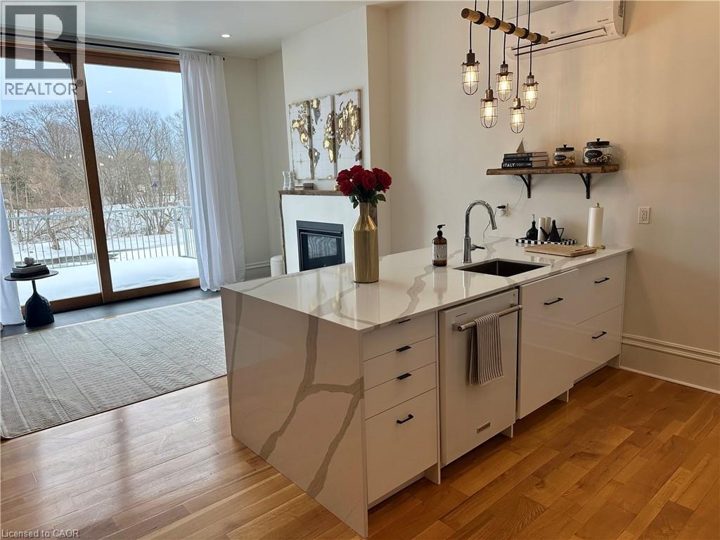 Photo - 73 Grand River St N