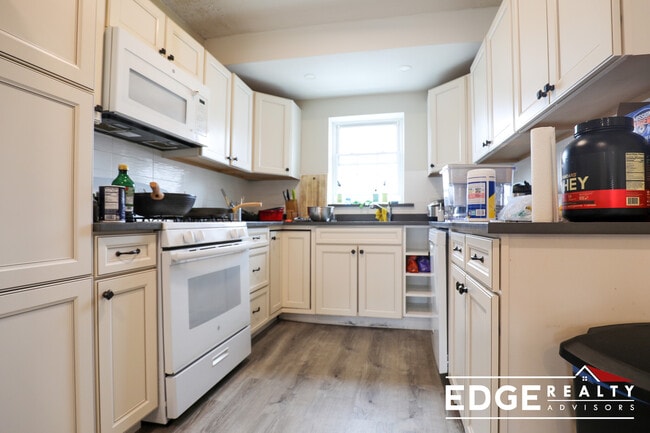 Building Photo - 178 Lake Shore Rd Unit 1