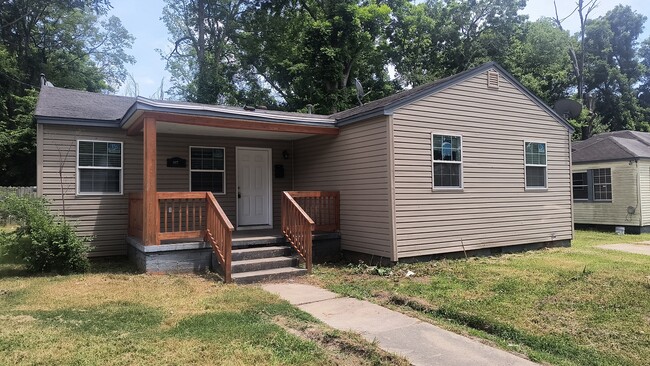 Photo - 807 S Chestnut St House